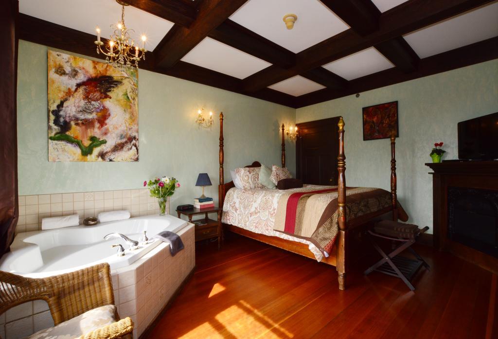 Queen Room Spa Bath