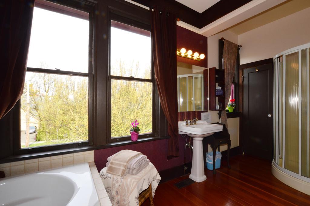 Queen Room Spa Bath