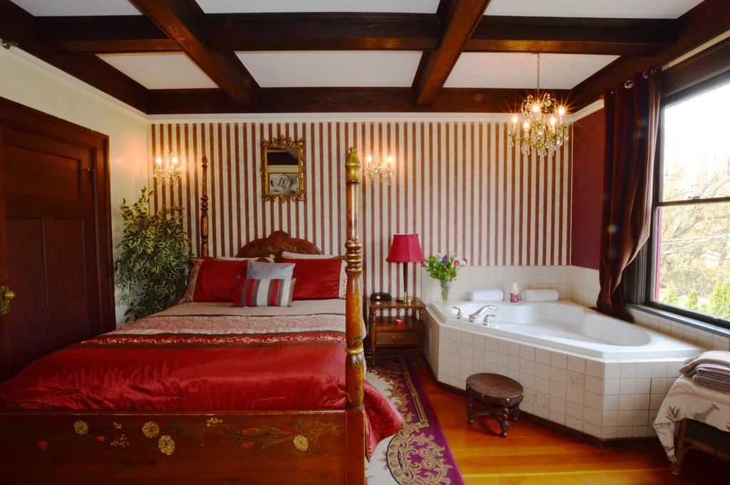 Queen Room Spa Bath