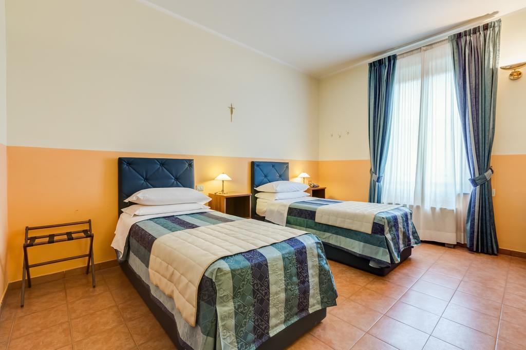 Doppel-/Zweibettzimmer mit Stadtblick