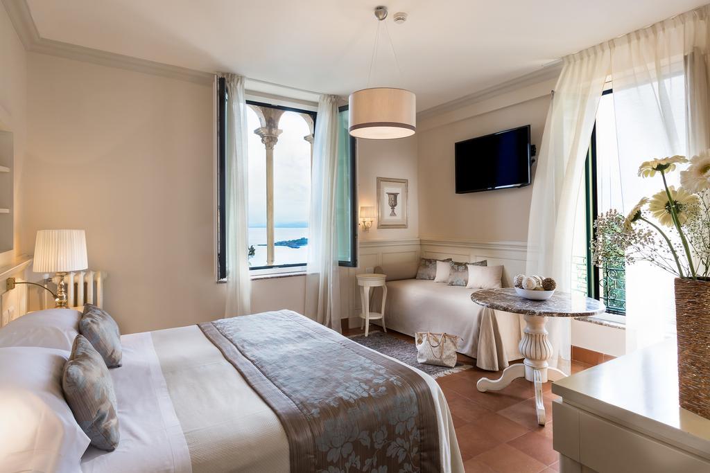 Double or Twin Room Sea View