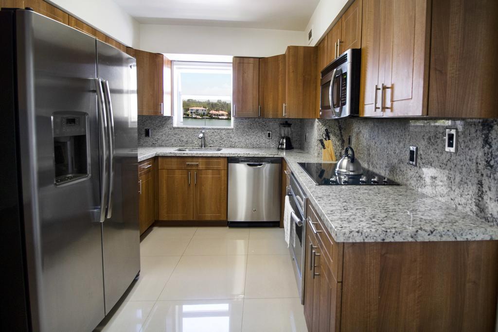 Suite Principal de Canto com Vista Baía, 2 Quartos, 2 Casas de Banho e Cozinha