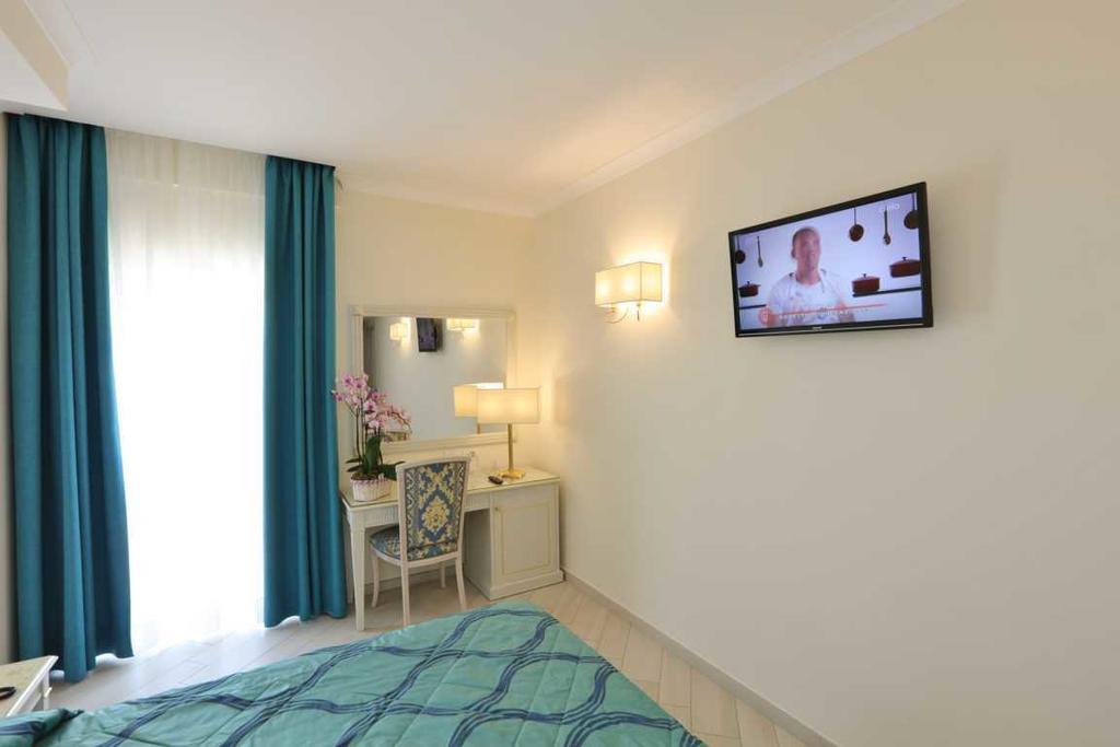 Triple Room Balcony Partial Sea View
