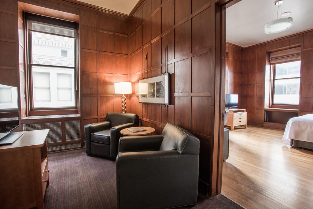 Deluxe Queen Parlor