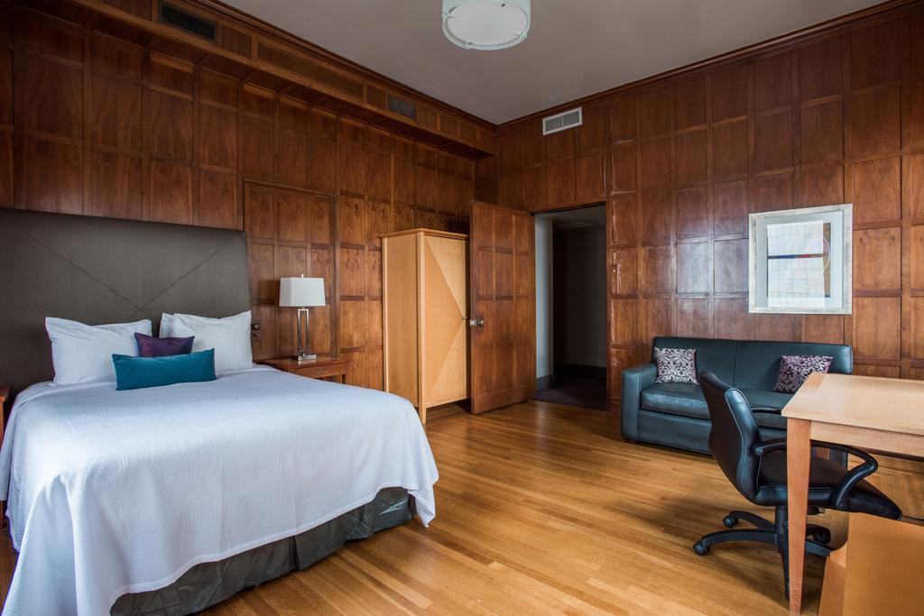 Deluxe Queen Parlor