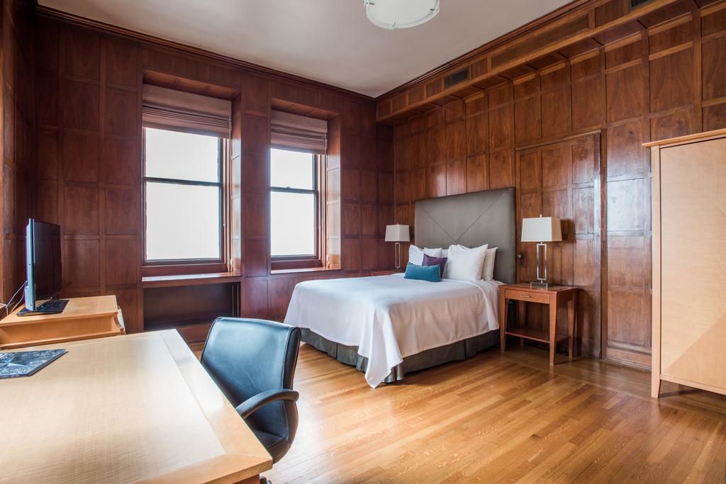 Deluxe Queen Parlor