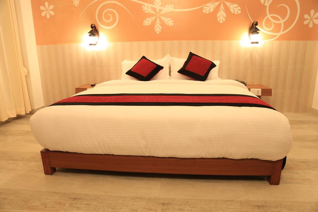 Deluxe Room Mountain or City View