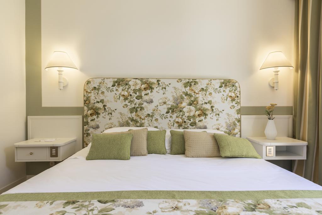 Standard Double or Twin Room,416486856:JPEG
