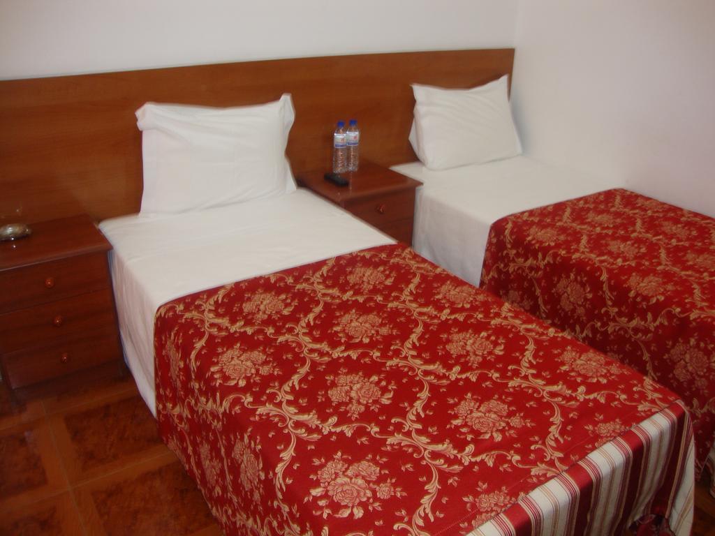 Quarto com Cama de Casal ou 2 de Solteiro