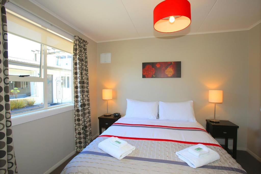 One-Bedroom Apartment Lake View