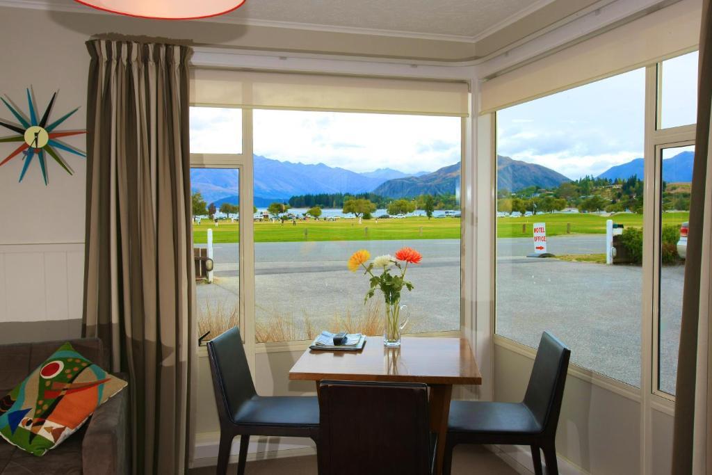 One-Bedroom Apartment Lake View