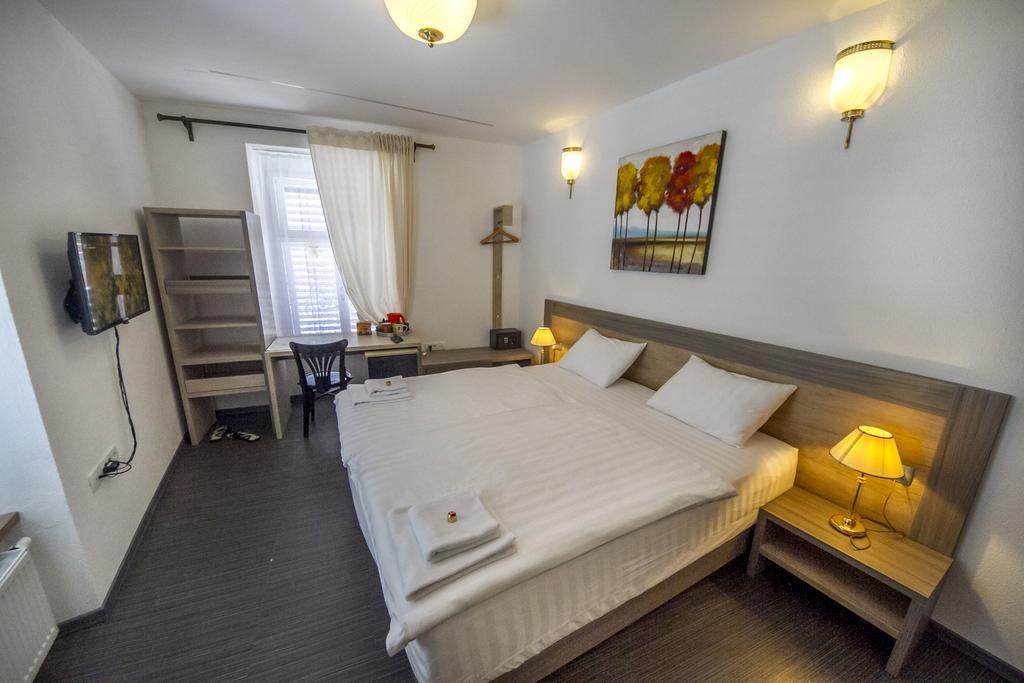 Double Room Private Bathroom 1-3