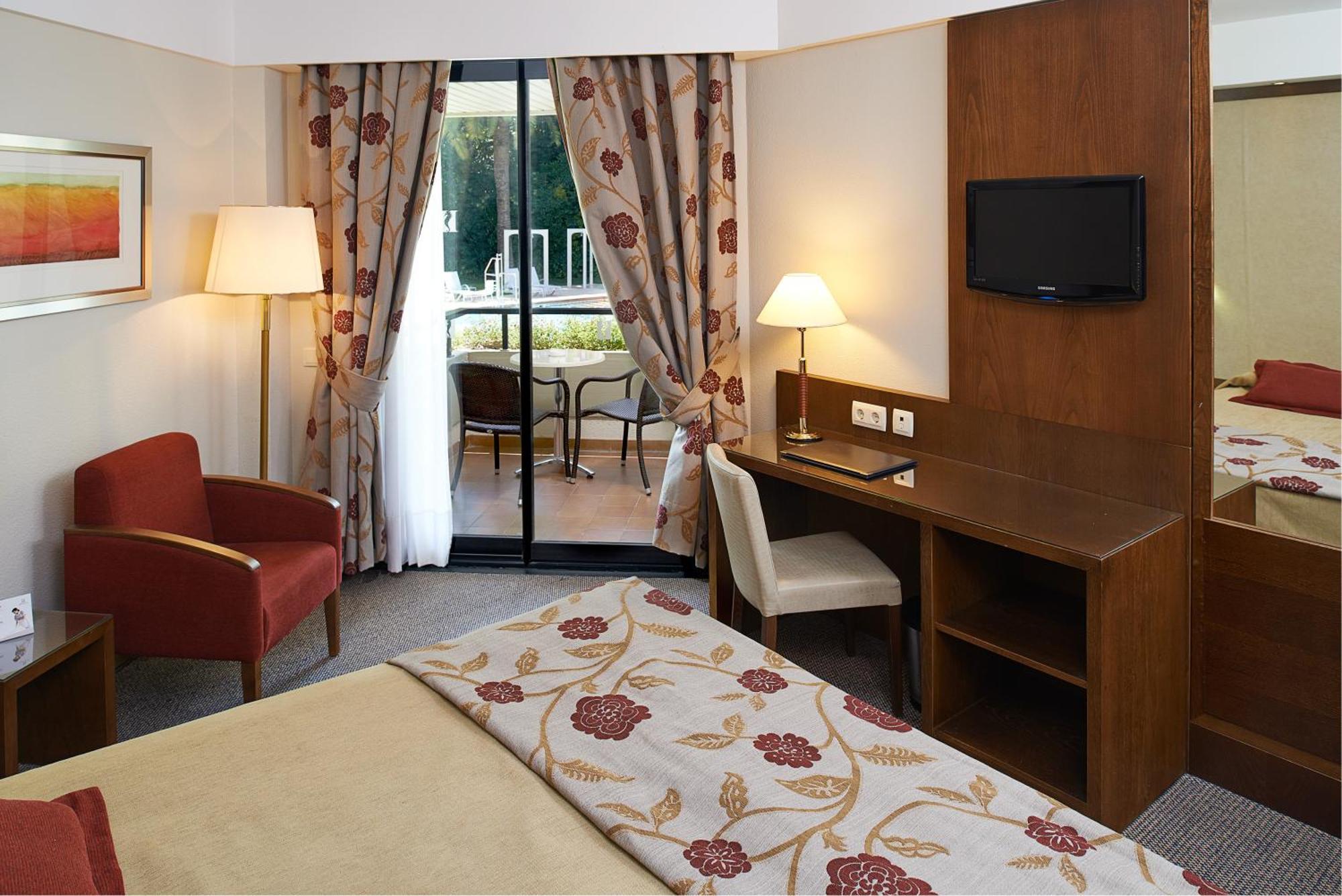 Chambre Lits Jumeaux - Vue sur Piscine (2 Adultes)
