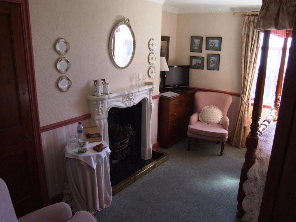 Double Room Four Poster Bed Sea View 4