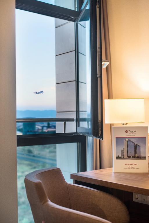 Premier Zimmer mit Kingsize-Bett, kostenlosem Wasser, kostenlosem WLAN sowie kostenlosem Tee- und Kaffeezubehör