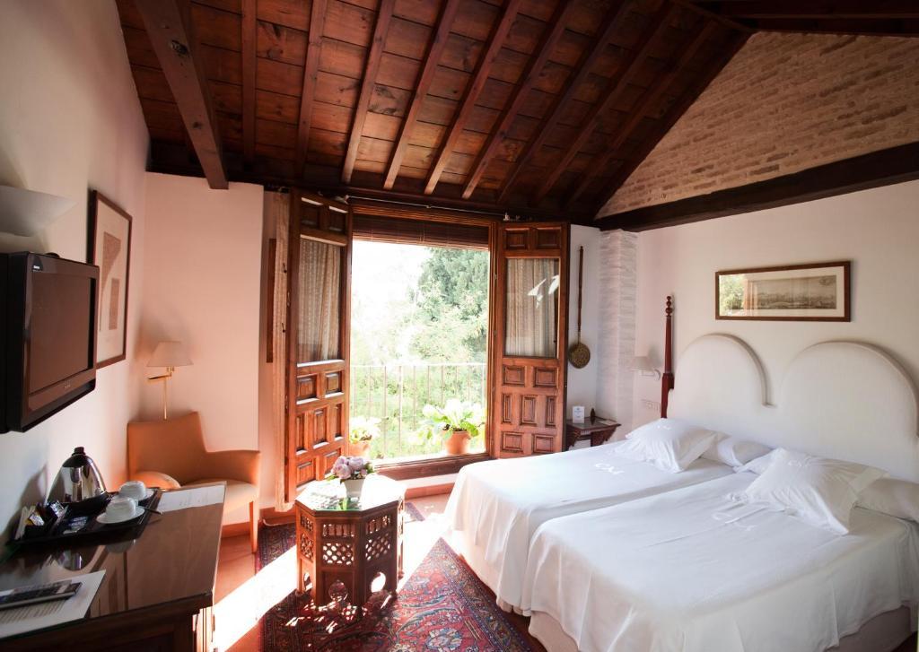 Superior Double or Twin Room with lateral Alhambra view