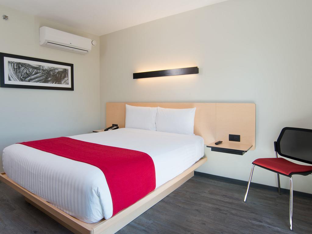 Habitación con cama grande