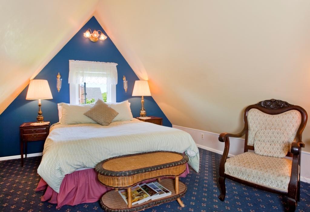 Queen Room with Shared Bathroom