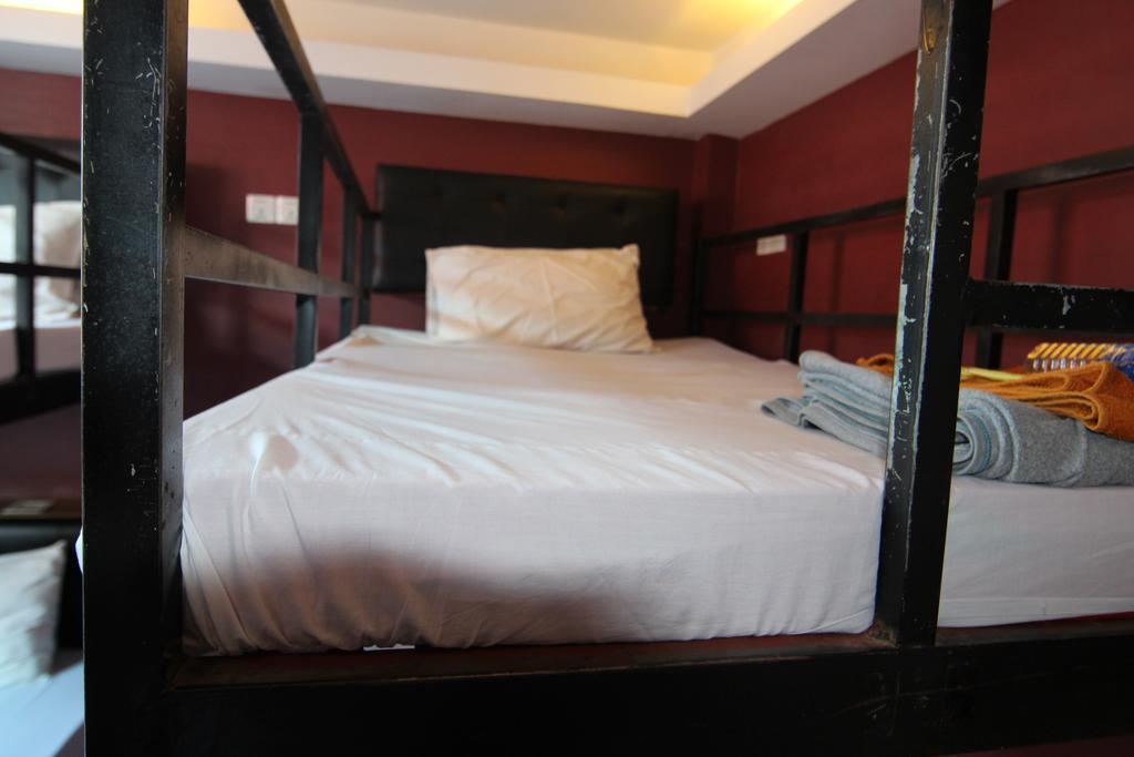 Single Bed Mixed Dormitory Room