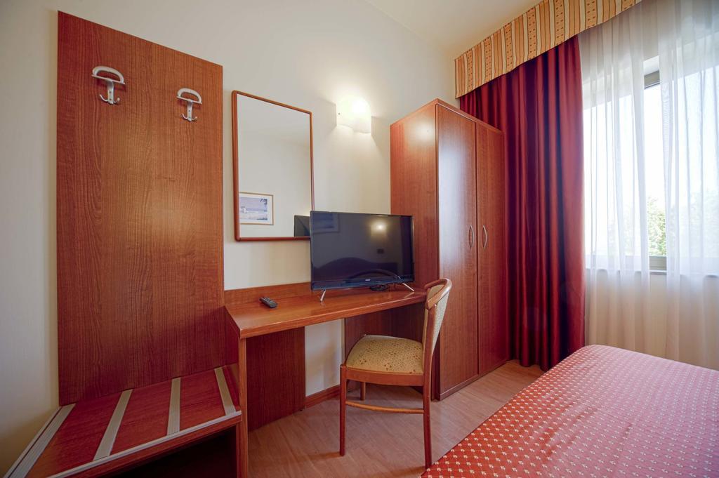 Single Room,723947521:JPEG