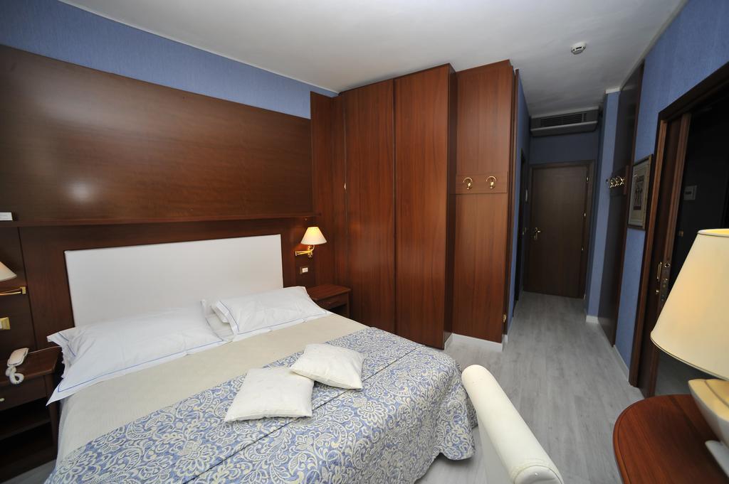 Quarto Família com Vista Lateral do Mar