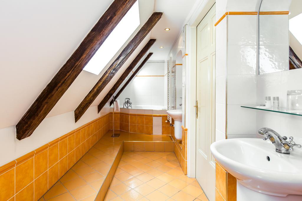 One-Bedroom Apartment Spa Bath