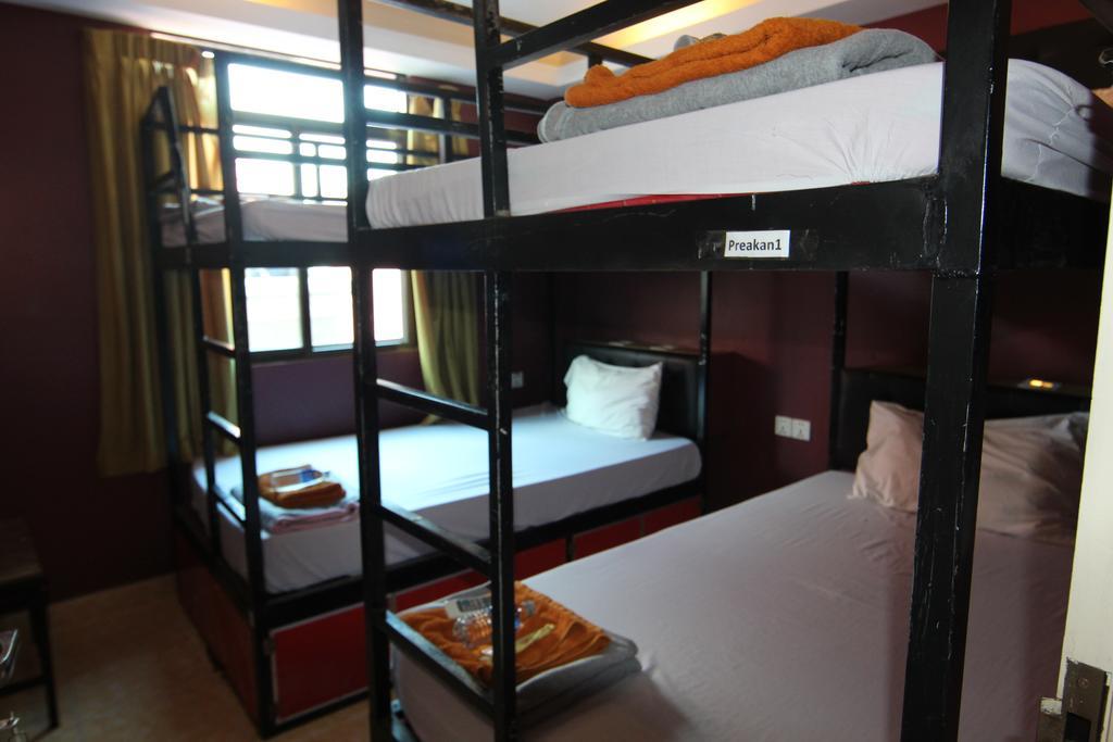 Single Bed Mixed Dormitory Room