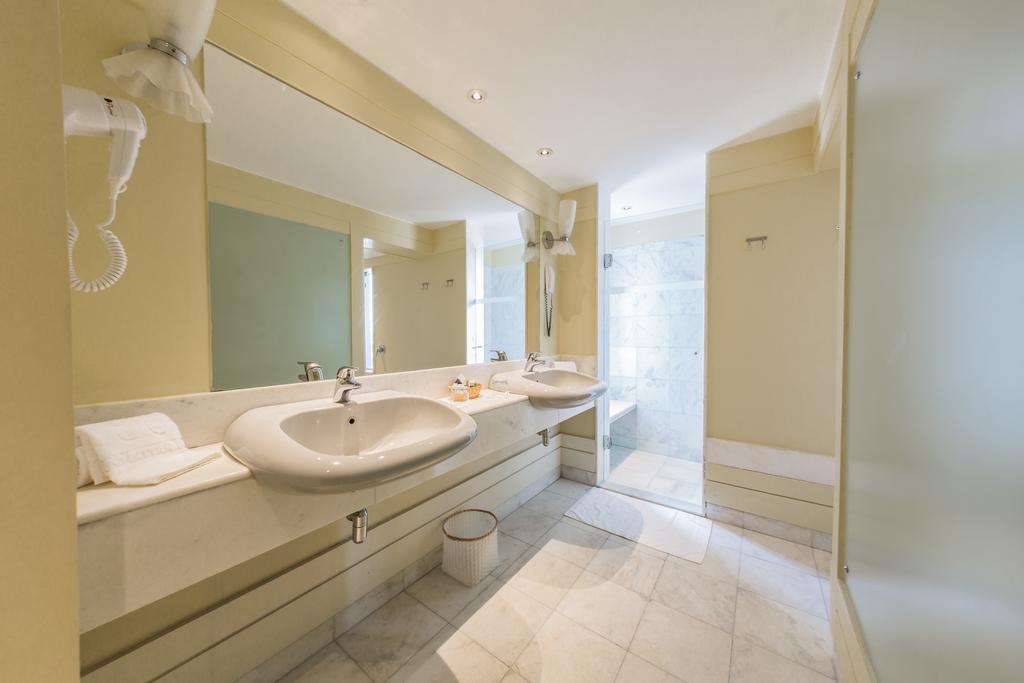Luxury Suite Hot Tub