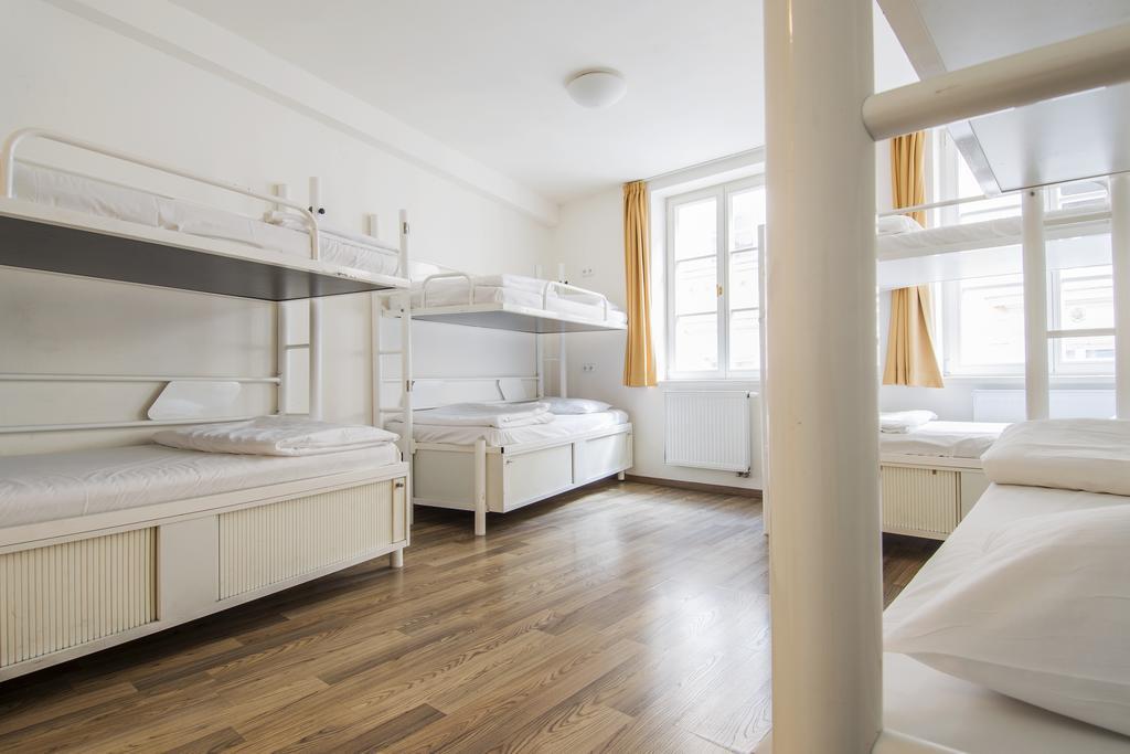 Bed 8-Bed Mixed Dorm Ensuite
