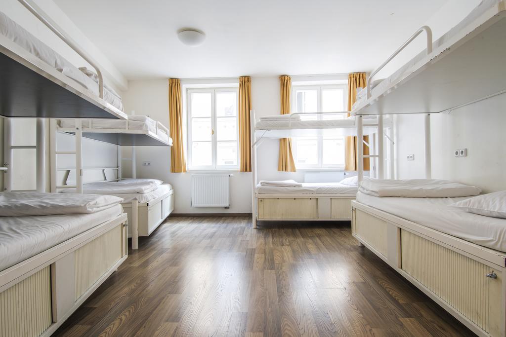Bed 8-Bed Mixed Dorm Ensuite