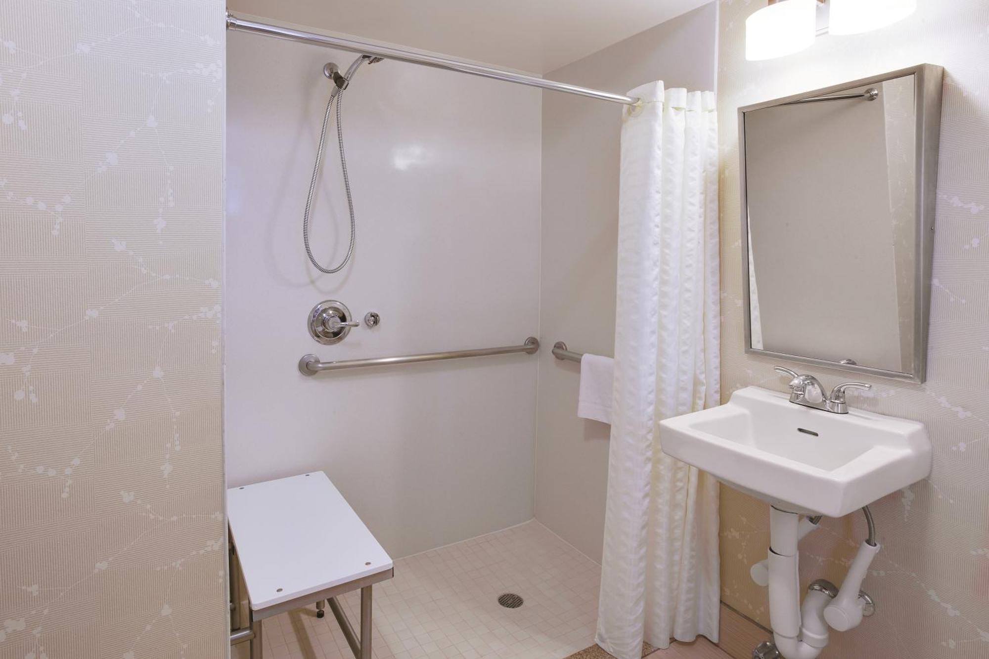 Quarto com Cama King-size - Acesso a Pessoas com Mobilidade Condicionada