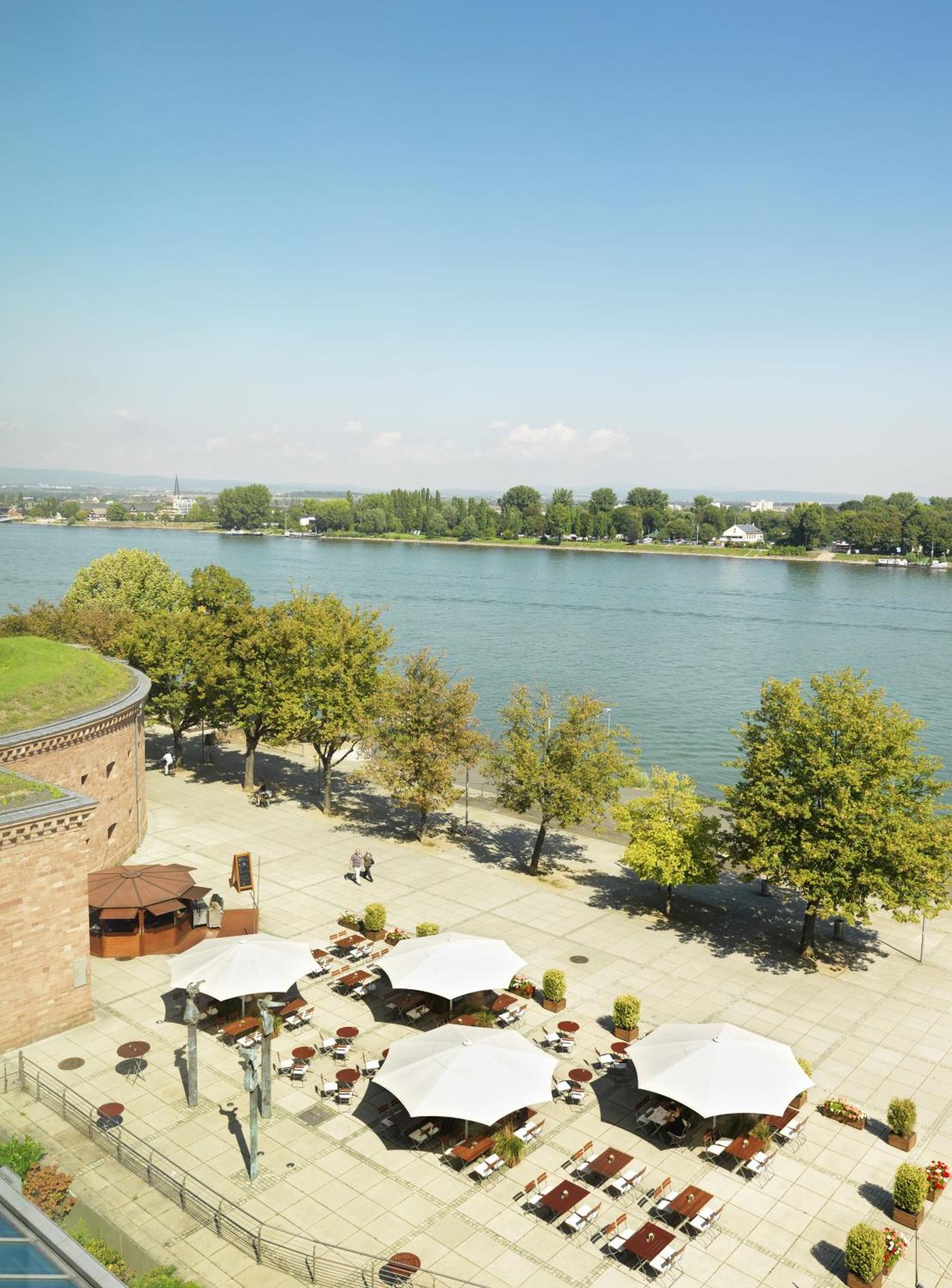 Kamer met kingsize bed en uitzicht op de rivier - Toegang tot de club