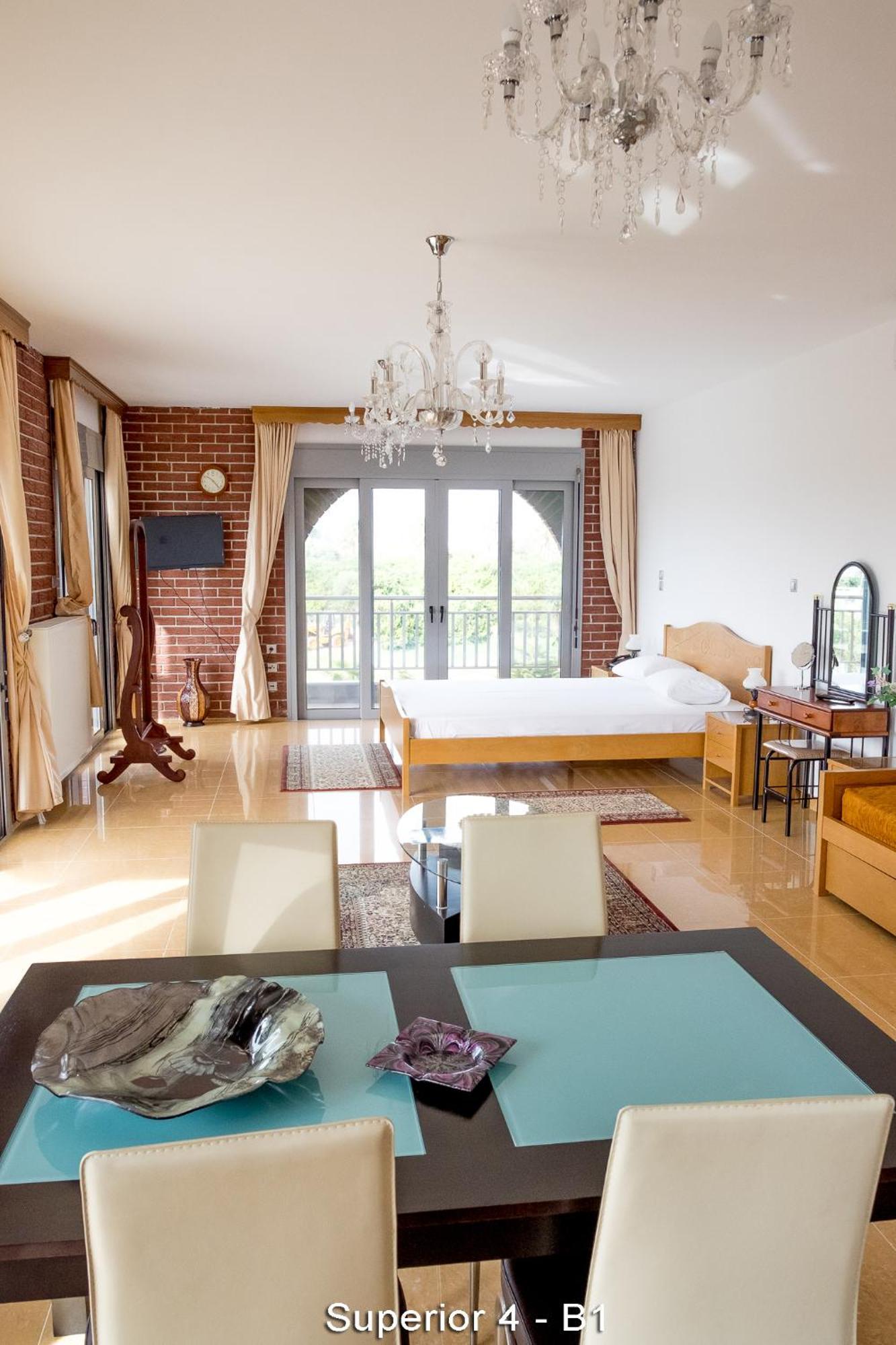 Suite Superior con vistas a la piscina (2 adultos + 2 niños)