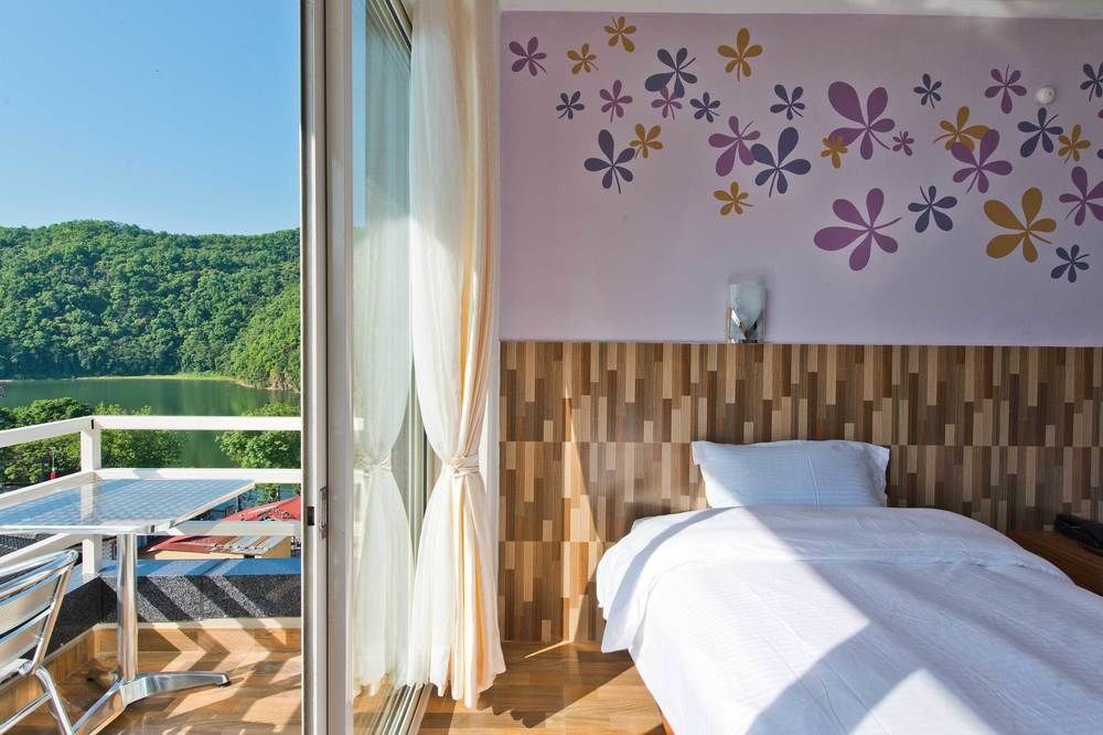 Super Deluxe Lake View Room