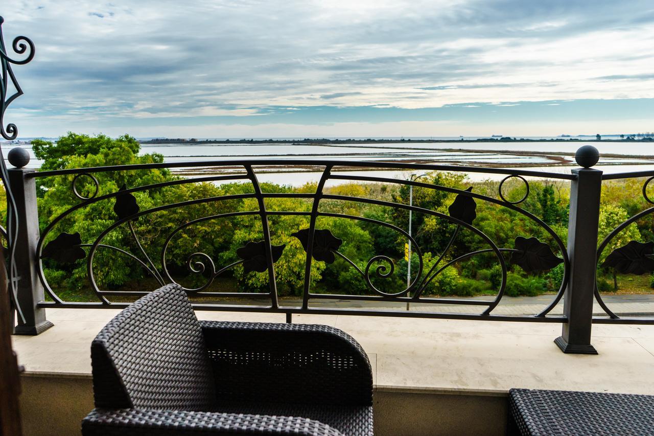 Queen Suite Non-Smoking