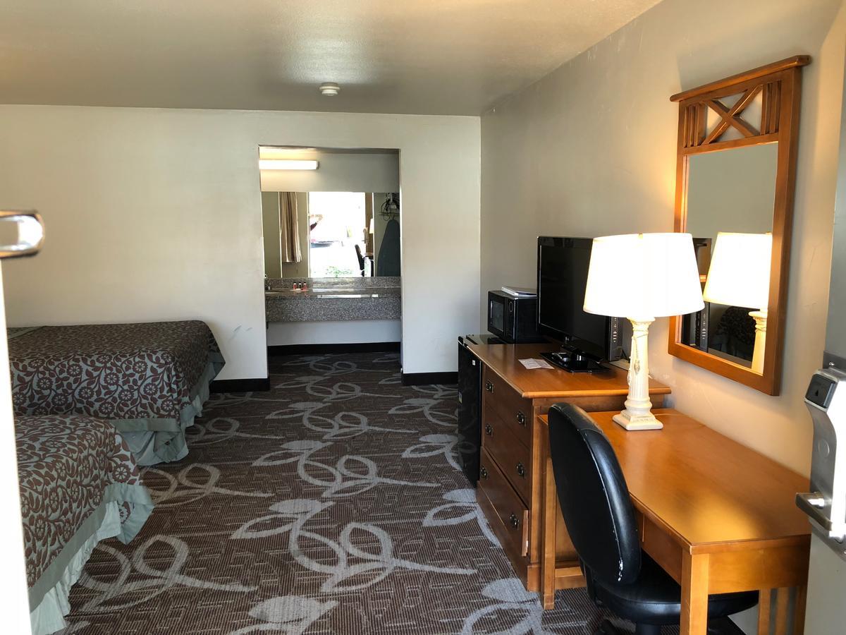 Queen Room Two Queen Beds Pet Friendly or Non-Smoking,509701077:JPEG