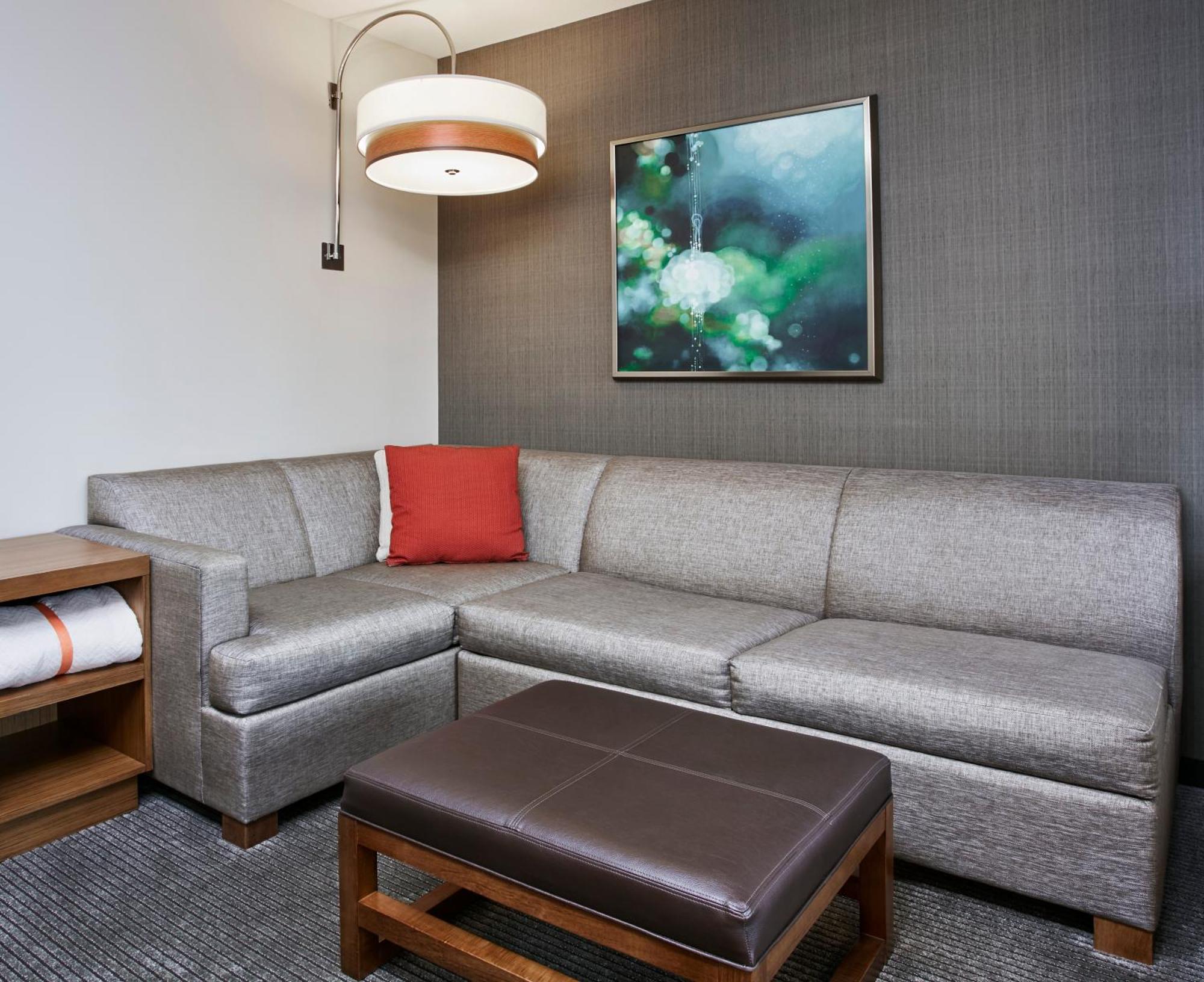 Quarto com Cama King-size e Sofá-cama