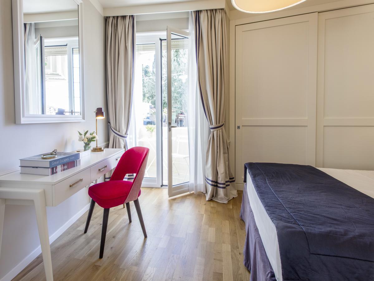 Deluxe One-Bedroom Apartment Balcony