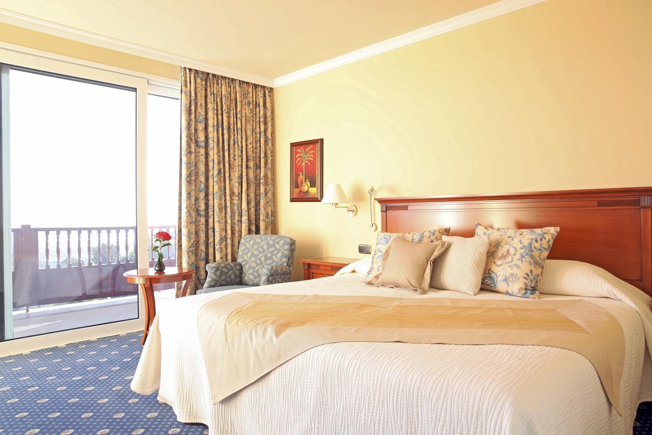 Suite met Kingsize Bed en Uitzicht op Zee