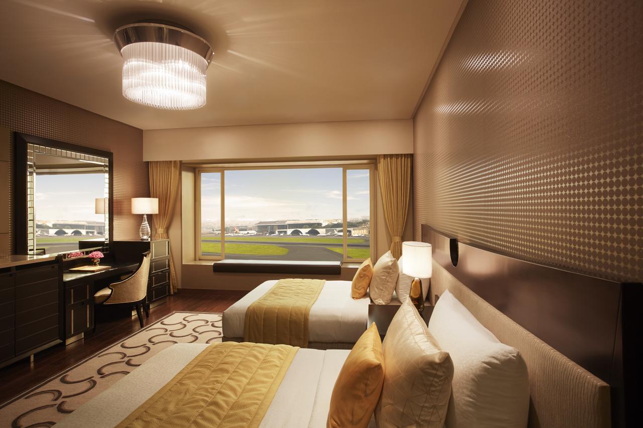 Luxury Room Runway View Twin Bed Bathtub