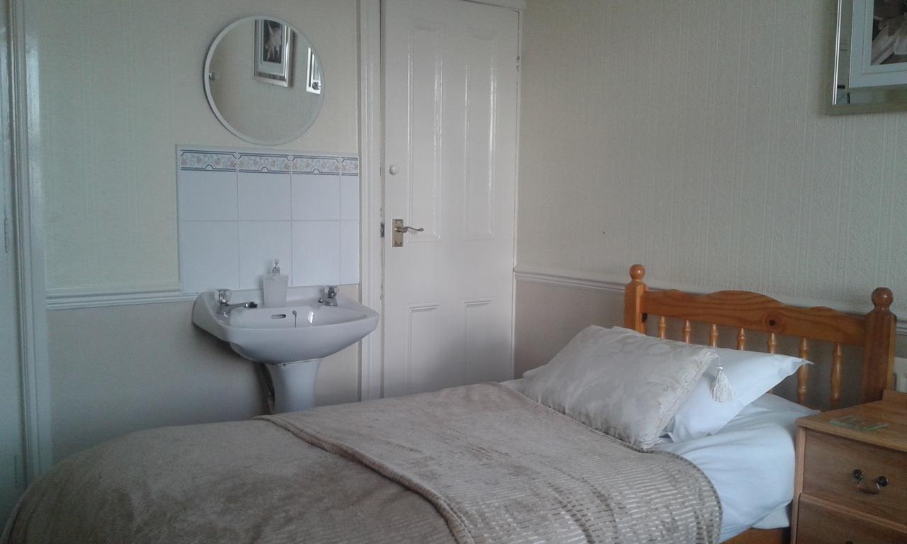 Standard Twin Room with Shared Bathroom
