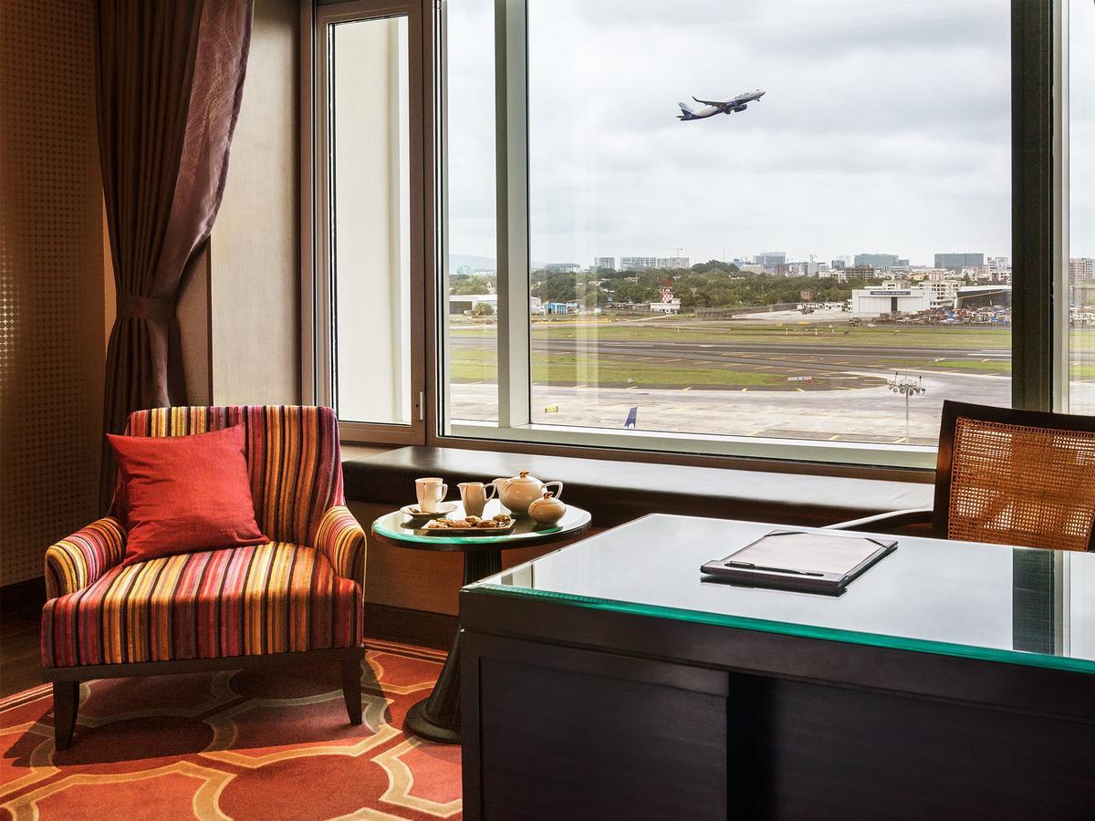 Luxury Room Runway View King Bed Bathtub