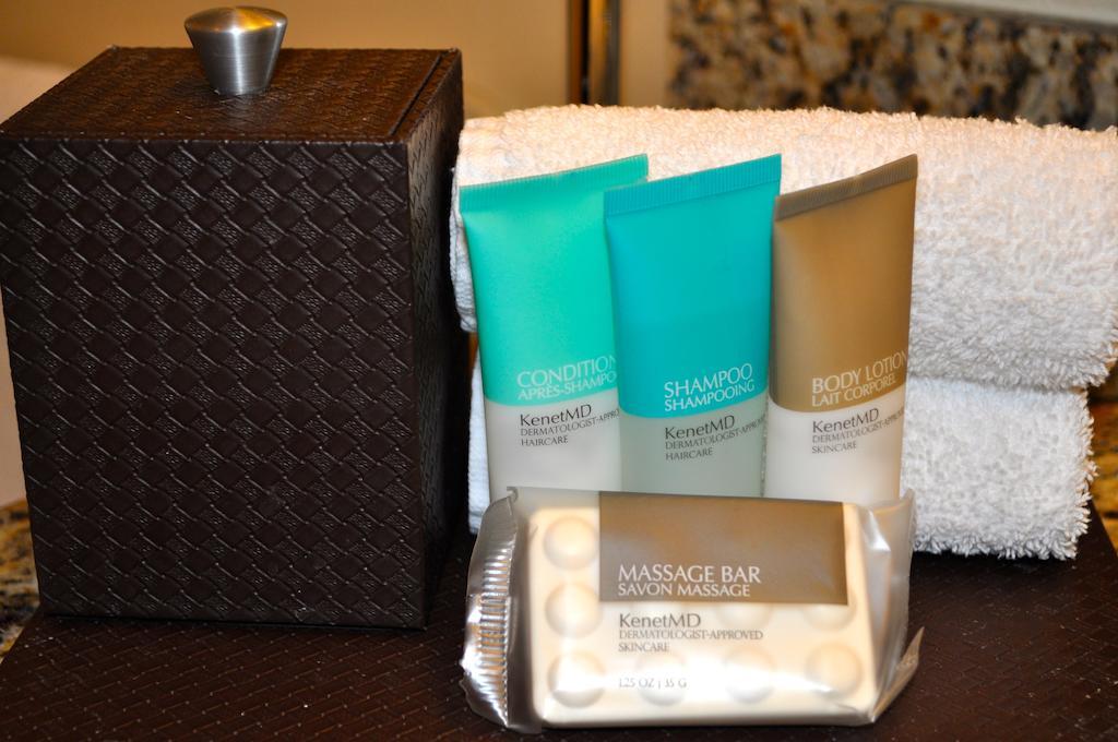 Chambre Lit King-Size avec Baignoire Accessible aux Personnes à Mobilité Réduite