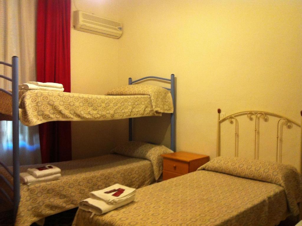 Quarto Duplo com Cama Extra e Banheiro Compartilhado