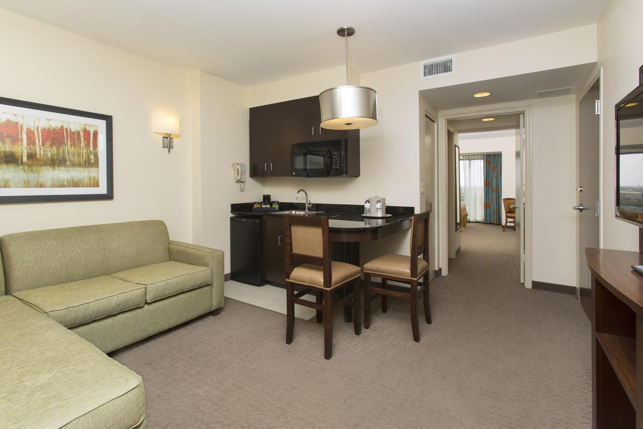 Luxuriöse Suite mit 1 Schlafzimmer mit Kingsize-Bett und Stadtblick (keine Resortgebühr)