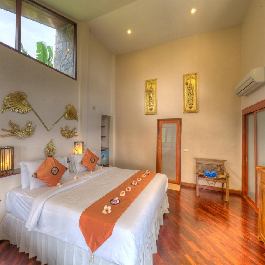 Bungalow mit Kingsize-Bett und Poolblick