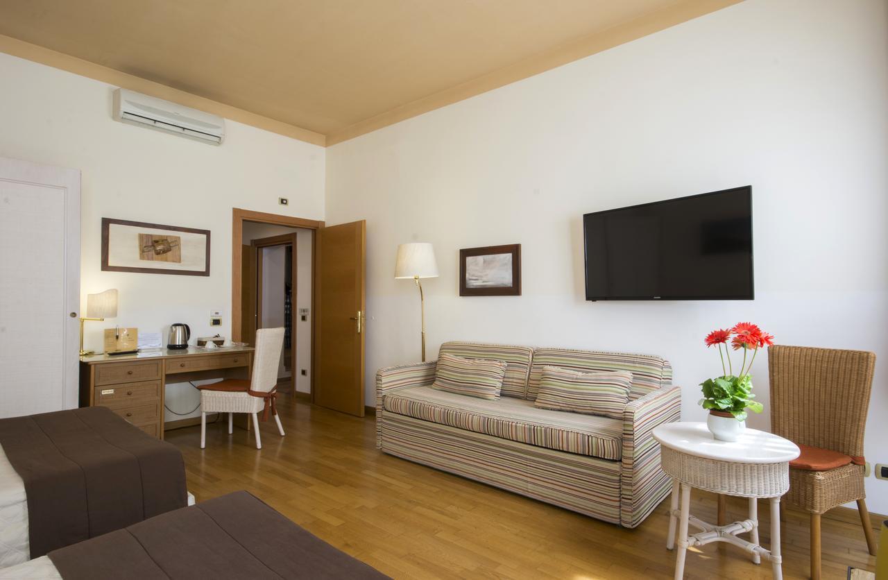 Quarto Família (5 Adultos)