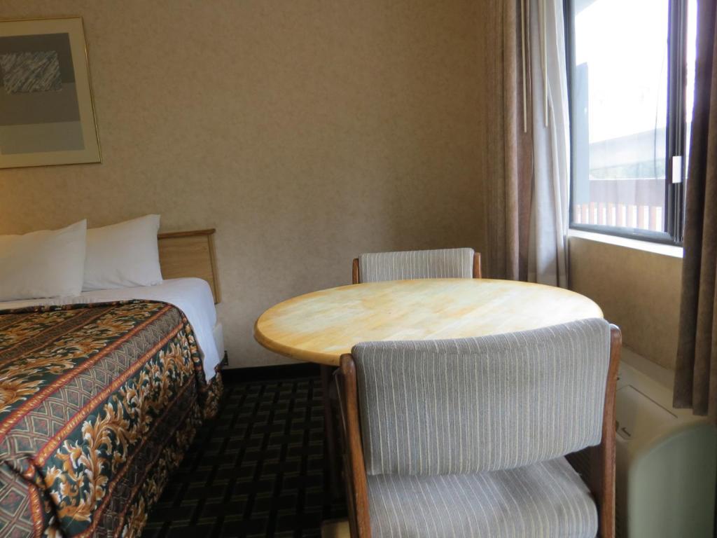 Queen Room Two Queen Beds Non-Smoking
