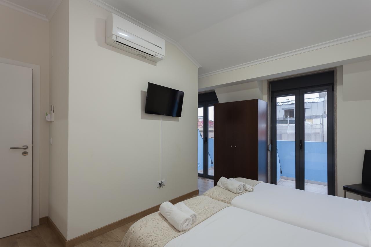 Quarto Twin Standard com Casa de Banho Partilhada e Terraço