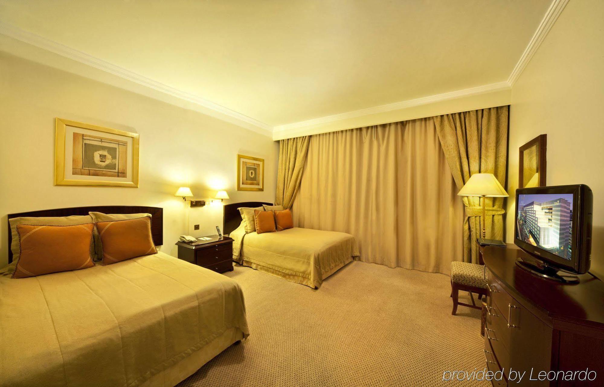 Club Zimmer Jood mit Kingsize-Bett und Zugang zur Lounge